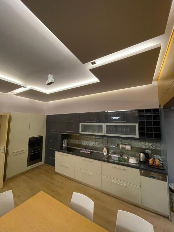 Lux Apartment Тирана Екстер'єр фото